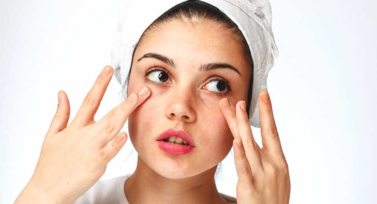 چه چیزی می تواند باعث خشکی پوست اطراف چشم شود