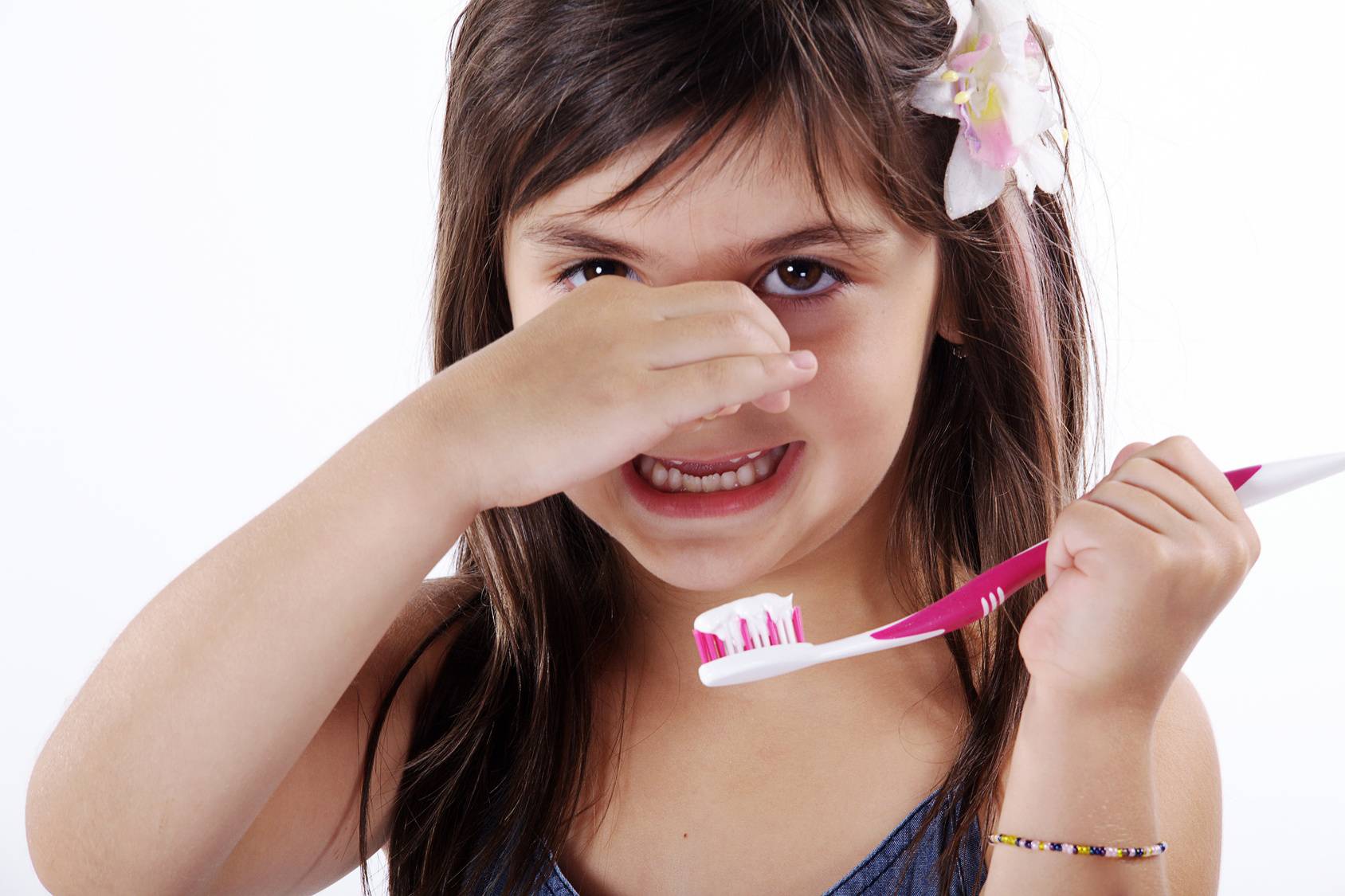 Галитоз. Чистим зубы!. Девушка чистит зубы. Ребенок чистит зубы.