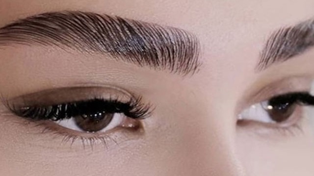 کاشت ابرو چیست و چگونه انجام می‌شود؟